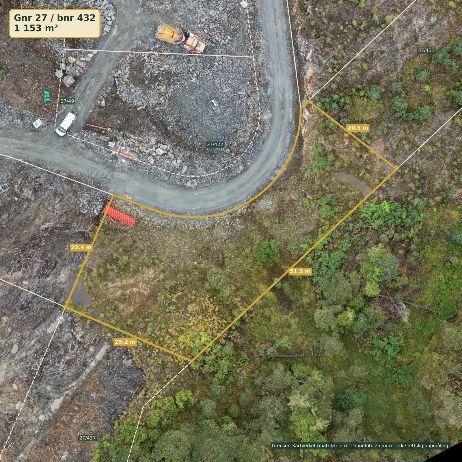 Dronefoto av tomt med matrikkelgrenser, sidelengder og areal tegnet inn